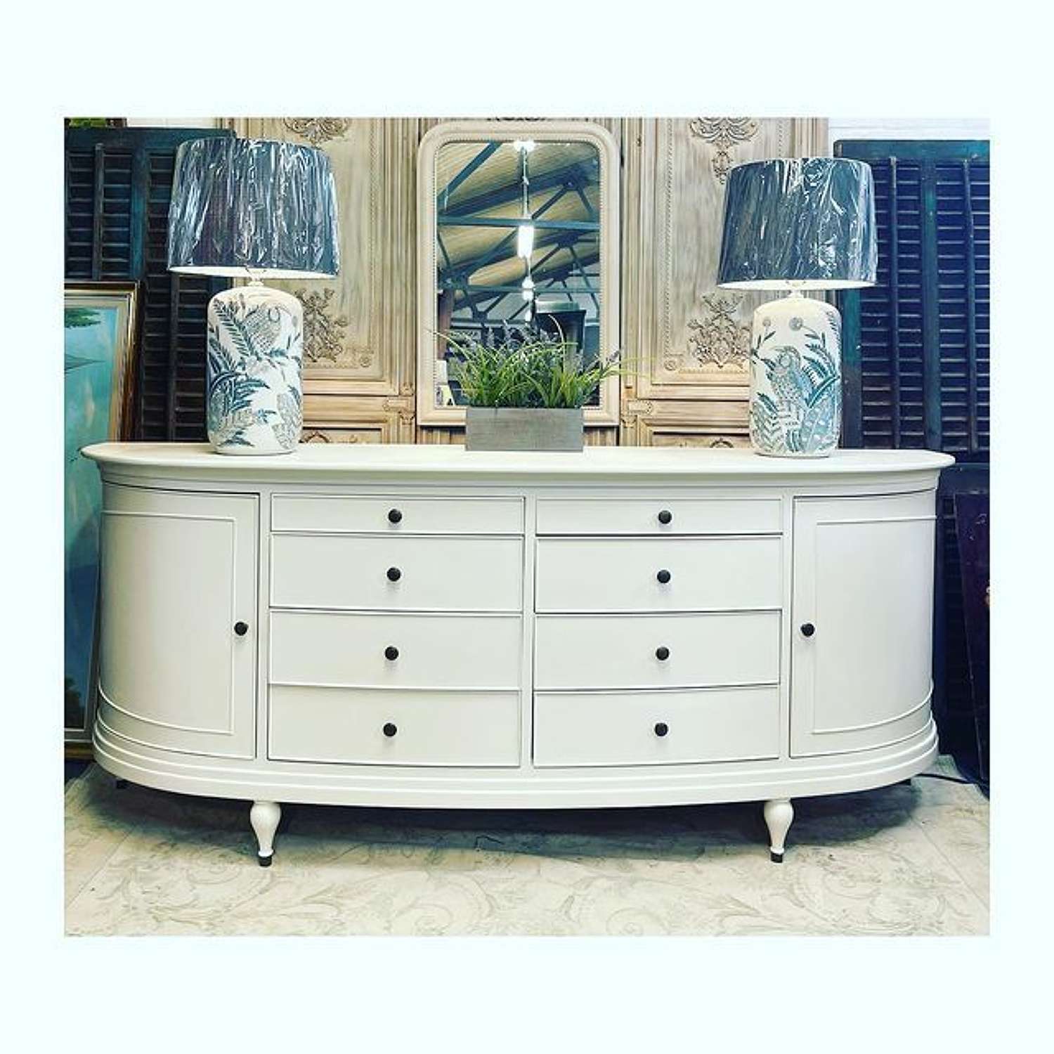 Curved sideboard